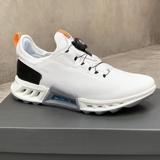 ECCO MENS GOLF BIOM C4 SHOE WHITE/BLACK 130424 Ecco รองเท้ากีฬา รองเท้ากอล์ฟ หนังวัว ระบายอากาศ กันลื่น สําหรับผู้ชาย STJW