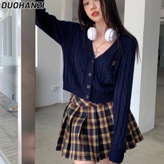 Duohanzi เสื้อกันหนาว คอวี ทรงหลวม และกระโปรงพลีท ลายสก๊อต