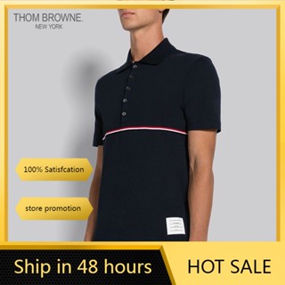 ❤️❤️【พร้อมส่ง】❤️❤️ เสื้อโปโลแขนสั้น Thom****browne สําหรับผู้ชาย และผู้หญิง