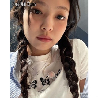 RUO BEI XUAN เสื้อยืดแขนสั้นสีขาวพิมพ์ลายตัวอักษรผีเสื้อของ Jennie