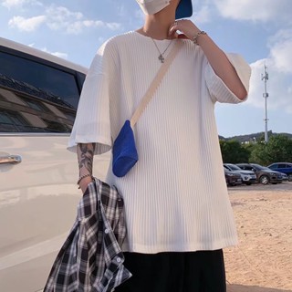เสื้อยืดแขนสั้นลําลอง ผ้าเรยอน แบบย่น แต่งระบาย สีพื้น แฟชั่นฤดูร้อน สไตล์สตรีท สําหรับผู้ชาย