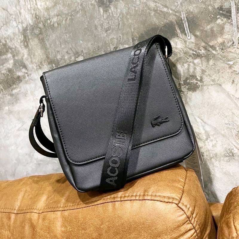 พร้อมส่ง กระเป๋าสะพาย กระเป๋าสะพายผู้ชาย ขนาด 23 × 21 × 6 cm. ฮิตตลอดกาล