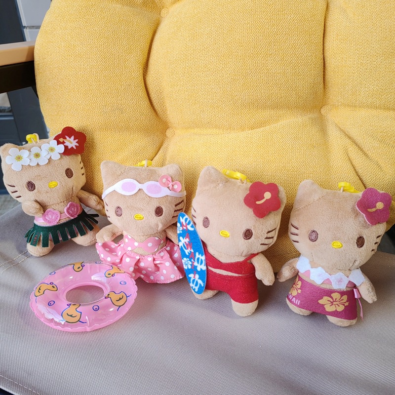 SANRIO พวงกุญแจตุ๊กตายัดนุ่น รูปการ์ตูน Hello Kitty น่ารัก เหมาะกับเดินชายหาด สไตล์ฮาวาย ของเล่นสําหรับเด็ก