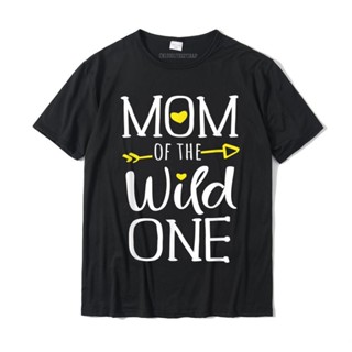 เสื้อยืดผ้าฝ้าย แขนสั้น เข้ารูป พิมพ์ลาย Mom of wild one แฟชั่นฤดูร้อน สําหรับผู้ชาย และผู้หญิง