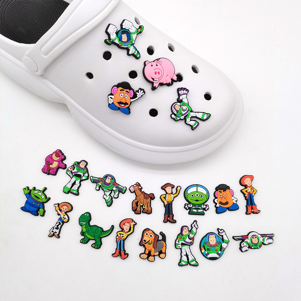 การ์ตูนน่ารัก Buzz Lightyear Series Crocs อุปกรณ์เสริม Jibbitz สําหรับ Crocs Hoes ดอกไม้สวนรองเท้าอุปกรณ์เสริมหัวเข็มขัดรองเท้าเด็กของขวัญ