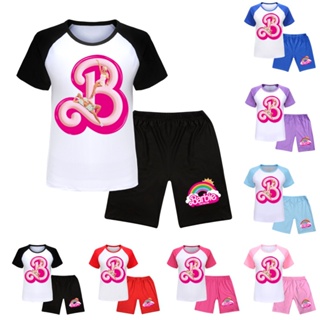 ใหม่ ชุดวอร์ม เสื้อยืด ลาย Barbie the movie โมโนแกรม และกางเกงขาสั้น สําหรับเด็กผู้ชาย และเด็กผู้หญิง