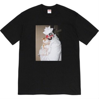 เสื้อยืดแขนสั้น พิมพ์ลายแมว Sup Artist Co-Branded Clown Hug