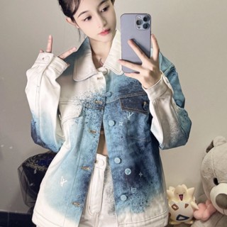 เสื้อแจ็กเก็ตยีน คอวี ผ้าเดนิม นิ่ม ใส่สบาย ซักได้หนัก ลาย L-V สีฟ้าน้ําแข็ง สไตล์ unisex Dfsf