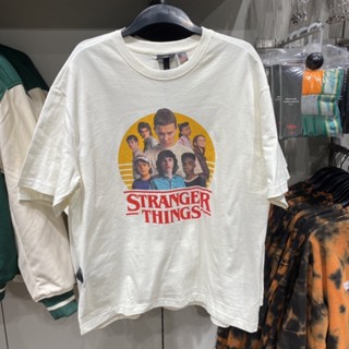 New [S-5XL]เสื้อยืด พิมพ์ลาย Stranger Things x H&amp;M Original Store_01