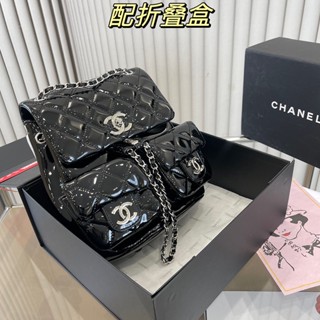 Chanelss (พร้อมกล่อง) ใหม่ กระเป๋าเป้สะพายหลัง หนังแลคเกอร์ แต่งสายโซ่ แฟชั่นสําหรับผู้หญิง