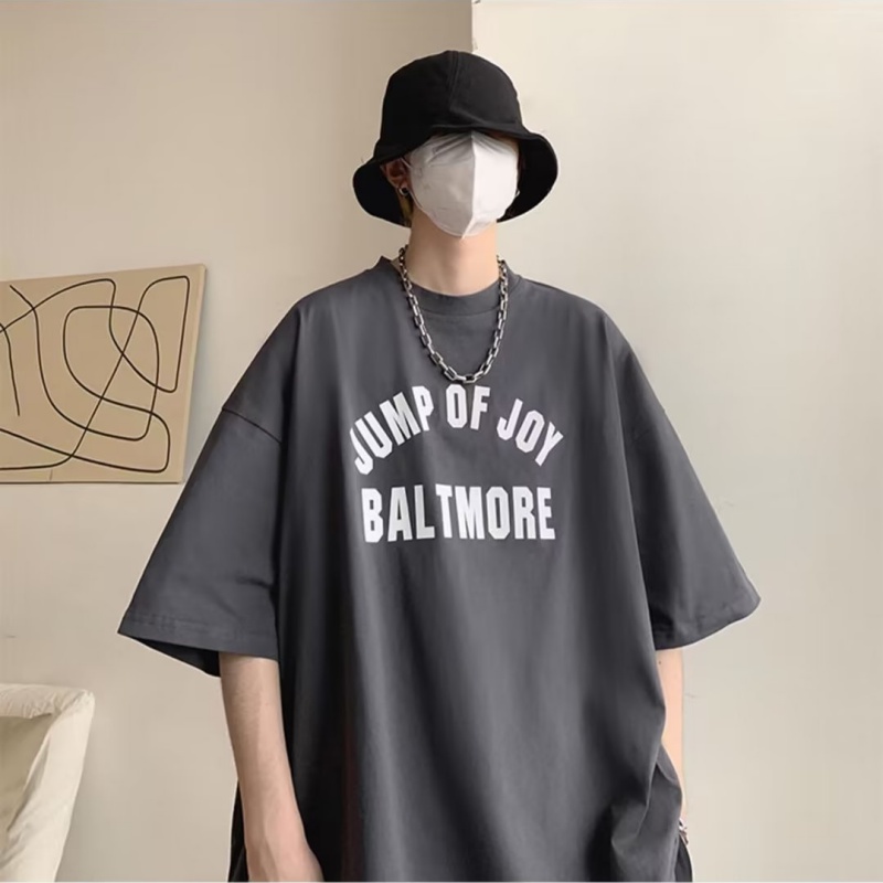 เสื้อยืดแขนสั้นลําลอง พิมพ์ลายตัวอักษร โอเวอร์ไซซ์ แฟชั่นยอดนิยม สไตล์เกาหลี สําหรับผู้ชาย【M-5XL】 - รูปที่ 5