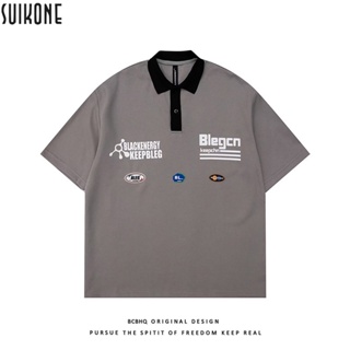 Suikone   เสื้อโปโลผู้ชายสไตล์อเมริกันย้อนยุคสไตล์ถนนใหม่แขนสั้นแฟชั่นวิทยาลัยสไตล์หลวมเสื้อยืดแขนสั้นใส่ได้ทั้งชายและหญิง