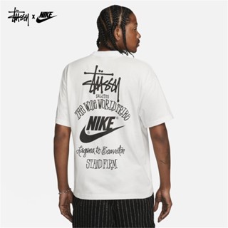 Nike×stussy เสื้อยืดแขนสั้นลําลอง พิมพ์ลายตัวอักษรกราฟฟิตี้ ขนาดใหญ่ 100% สําหรับผู้ชาย DV1775