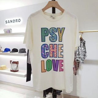 Sandro เสื้อยืดคอกลม แขนสั้น พิมพ์ลายตัวอักษร PSYCHELOVE แฟชั่นฤดูใบไม้ร่วง และฤดูหนาว SFPTS01073