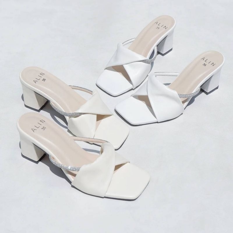 คละได้ 2 คู่ 690 จาก 980 บาท ALIN BRAND รองเท้าส้นสูง patcha