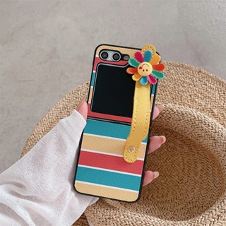 เคสโทรศัพท์มือถือหนัง PU ลายดอกไม้หน้ายิ้ม พร้อมสายคล้องข้อมือ หรูหรา สําหรับ Samsung Galaxy Z Flip 5 Z Flip5