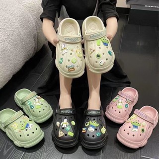 รองเท้าแตะ Crocs กันลื่น ลายการ์ตูนหมี สตรอเบอร์รี่น่ารัก เหมาะกับเดินชายหาด Diy อุปกรณ์เสริม สําหรับคู่รัก