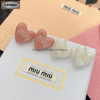 {พร้อมส่ง} Miumiu ใหม่ ต่างหูเข็มเงิน 925 ลายโลโก้ตัวอักษร ประดับมุก อะคริลิค ชุบทอง 2.5X2.7 คุณภาพสูง แฟชั่นสไตล์เกาหลี เรโทร สําหรับผู้หญิง A1443 A1444 2023