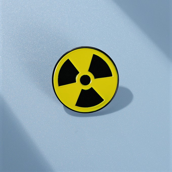 เข็มกลัดโลหะ รูปโลโก้ Radioactive สร้างสรรค์ เครื่องประดับแฟชั่น สําหรับติดกระเป๋าเป้สะพายหลัง ผ้ายีน