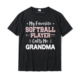 [พร้อมส่ง] ขายดี เสื้อยืดผ้าฝ้าย พิมพ์ลาย My Favorite Softball Player Calls Me Grandma 3D สําหรับผู้ชาย