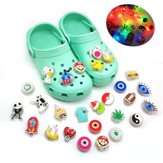 เกมคอนโซล Jibbits Crocs Pikachu Medical Jibitz เรืองแสงในที่มืด น่ารัก สําหรับเด็ก