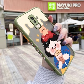 เคสโทรศัพท์มือถือแบบแข็ง ใส กันกระแทก ลายการ์ตูนเด็กผู้หญิงชานม มีลายด้านข้าง สําหรับ Samsung galaxy J8 2018