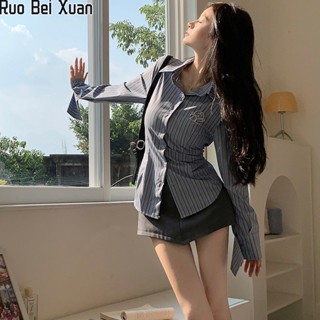 Ruo Bei Xuan เสื้อเชิ้ตแขนยาวลายทางปักลายใหม่ของผู้หญิง + กระโปรงเอวสูงที่เข้ากันทั้งหมด