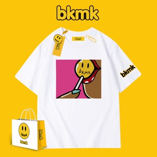 &amp;quot;พร้อมส่ง&amp;quot; Bkmk เสื้อยืดแขนสั้น พิมพ์ลายหน้ายิ้ม ทรงหลวม สไตล์สตรีทอเมริกัน สําหรับผู้ชาย#039ผ้าฝ้าย แฟชั่นฤดูร้อน