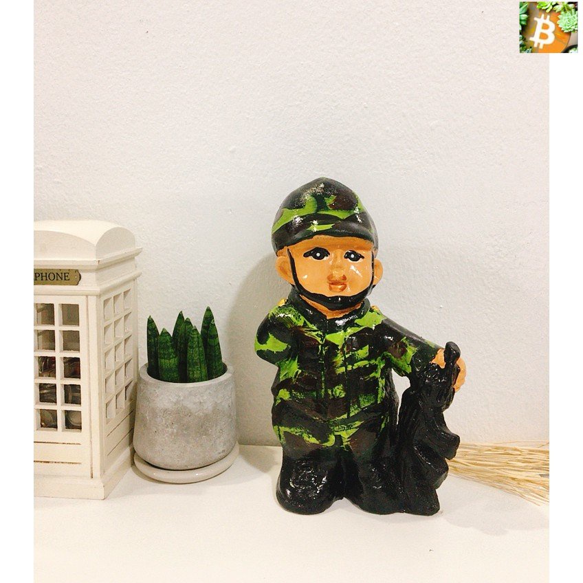 bitcoin ทหารประจำการ ปูนปั้น สูง 27 ซม. (ซ้าย) .