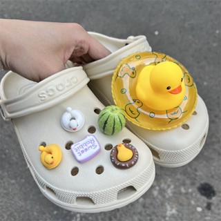 Jibbitz 3D สําหรับ Crocs Pin เป็ดสีเหลือง Jibbits ชุดแตงโมรองเท้าเสน่ห์ว่ายน้ําแหวน Jibitz Crocks เด็กรองเท้าอุปกรณ์เสริมตกแต่ง