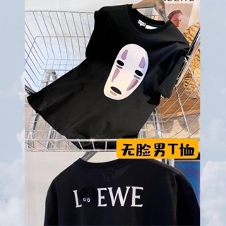 LOEWE เสื้อยืดคอกลม แขนสั้น ผ้าฝ้ายแท้ ปักลาย Chihiro faceless สําหรับผู้ชาย และผู้หญิง