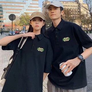 เสื้อโปโลแขนสั้นลําลอง พิมพ์ลาย สไตล์เกาหลีใต้ ยอดนิยม โอเวอร์ไซซ์ แฟชั่นสําหรับผู้ชาย และผู้หญิง【M-4XL】