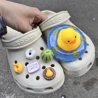 Jibbitz 3d สําหรับ Crocs ชุดแหวนว่ายน้ํา รองเท้า น่ารัก เป็ด Jibitz Charm Pin แตงโม Jibits Crocks สําหรับเด็ก อุปกรณ์เสริมตกแต่งรองเท้า