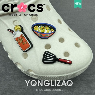 Jibbitz crocs charms หัวเข็มขัดรองเท้า อุปกรณ์เสริมรองเท้าทําอาหาร Ramen Series การ์ตูนสร้างสรรค์หัวเข็มขัดตกแต่ง