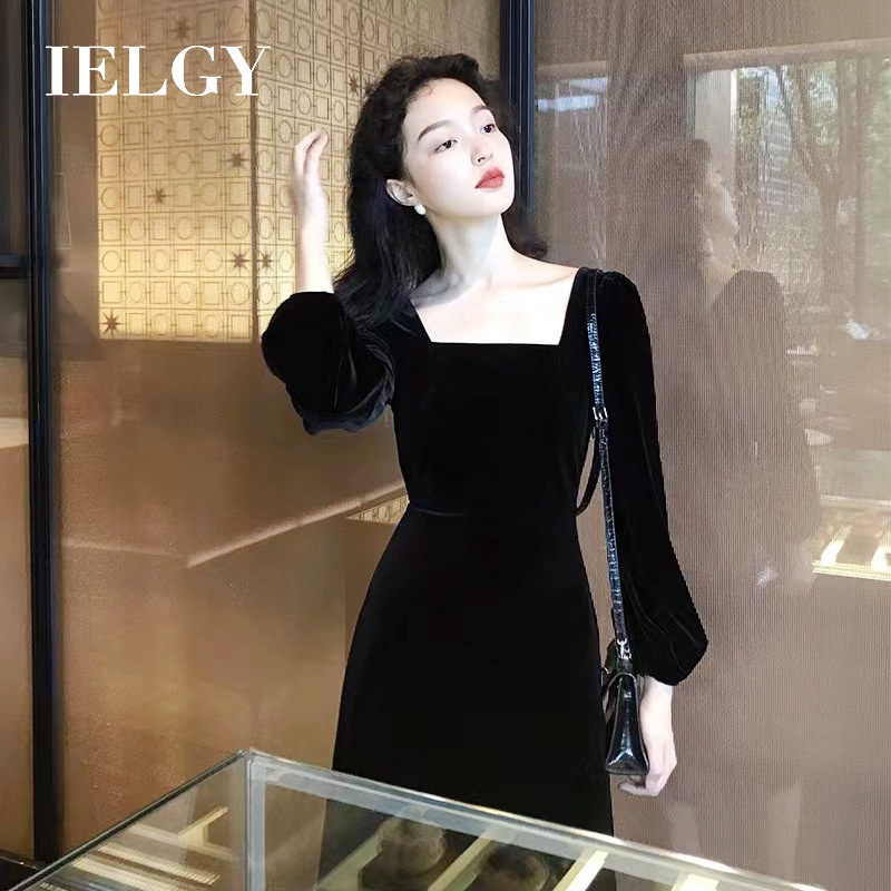 IELGY ทองชุดกํามะหยี่ผู้หญิงฤดูใบไม้ร่วงสไตล์ฝรั่งเศสย้อนยุคอ่อนโยนสแควร์คอเอว การทําตัวให้ผอม เฮปเบิร์น สไตล์ชุดสีดําขนาดเล็ก