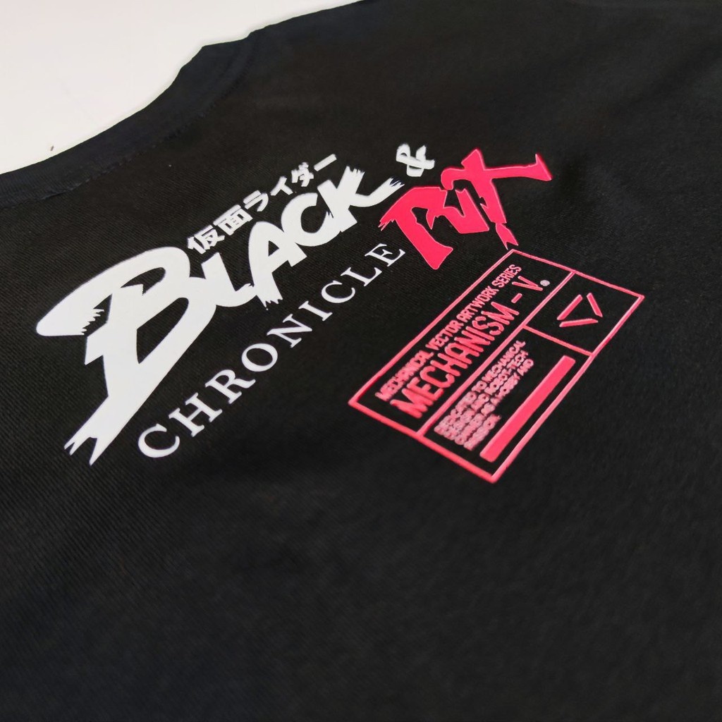 [GRAPHIC Tee] เสื้อยืดลําลอง แขนสั้น คอวี พิมพ์ลาย KAMEN RIDER CHRONICLE X MECHANISM สําหรับผู้ชาย (XSto3XL)