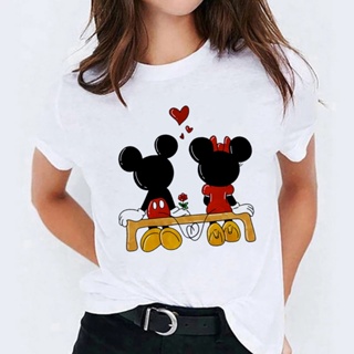 เสื้อยืด พิมพ์ลาย Mickey and Minnie Hand in Hand สไตล์ฮาราจูกุ แฟชั่นคู่รัก สําหรับผู้หญิง