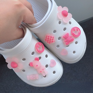 การ์ตูนหมี ลูกกวาด กระต่าย สําหรับ Crocs ชุด ดอกไม้ หัวใจ จิบบิทซ์ เสน่ห์ พิน กุทัณฑ์ ส่องสว่าง เสน่ห์รองเท้า ยิ้ม อิโมจิ Jibitz กระถางรองเท้าผู้หญิง อุปกรณ์เสริมตกแต่ง