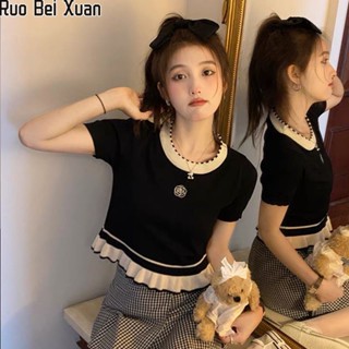 RUO BEI XUAN ความรู้สึกระดับไฮเอนด์ใหม่ของผู้หญิงที่ลดอายุหูไม้ถักผู้หญิงแขนสั้นอารมณ์เก๋ไก๋ไม่ซ้ำใคร