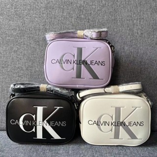 Calvin Klein กระเป๋าสะพายไหล่ ทรงสี่เหลี่ยม ขนาดเล็ก ใส่กล้องได้ สําหรับสตรี 2023