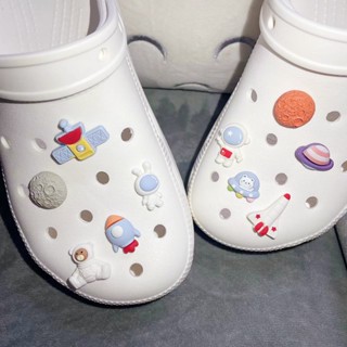  จี้รูปหมีนักบินอวกาศน่ารัก Jibbitz Crocs Rocket Moon Shoe Charms UFO Jibitz Charm Pin Earth Jibits Crocks สําหรับเด็ก