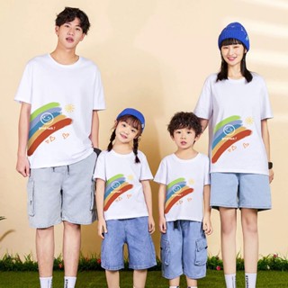 ชุดเสื้อยืดคอกลม ลาย Lucky Rainbow Family Dad Mom แฟชั่นคู่รัก สําหรับแม่ และเด็กผู้ชาย และเด็กผู้หญิง