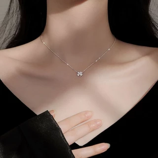 A HELLO GIRL สร้อยคอเงินแท้ เกรด 925 จี้รูปใบโคลเวอร์สี่แฉก หรูหรา สไตล์มินิมอล สําหรับผู้หญิง