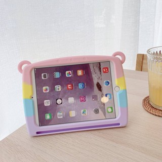 [Aimeidai] เคสแท็บเล็ต ลายหมีสายรุ้ง พร้อมช่องใส่ปากกา สําหรับ iPad 2 3 4 Mini Air Pro Series