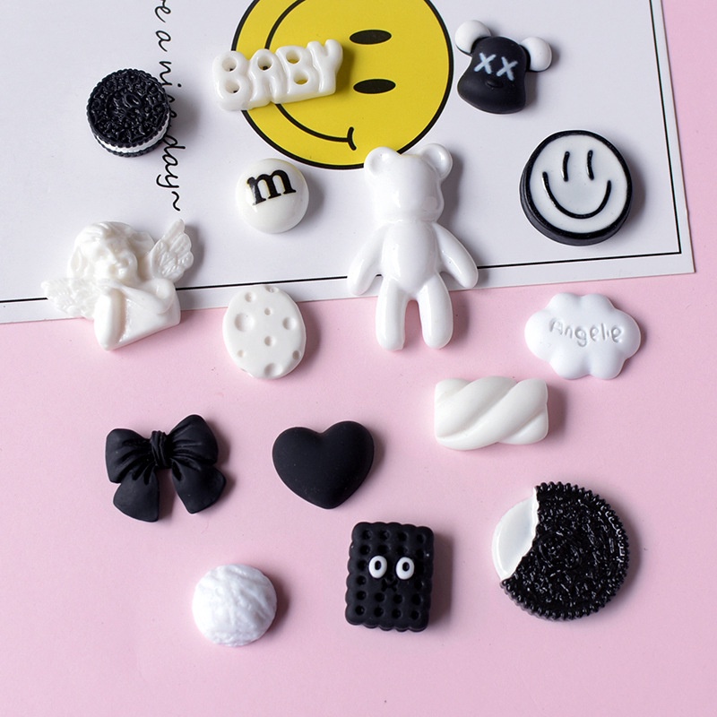 1 ชิ้น Black & white Series สีดํา Bearbrick คุกกี้ clog Pins INS Charm ปุ่ม DIY อุปกรณ์เสริมสําหรับหัวเข็มขัดรองเท้าอุปกรณ์เสริมตกแต่งรองเท้า