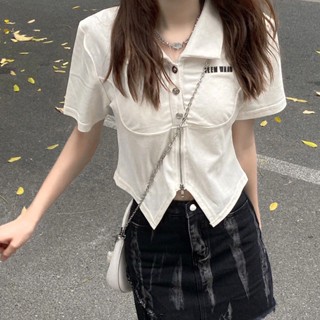 เสื้อยืด แขนสั้น ทรงไม่สมมาตร เข้ารูป สไตล์อเมริกัน สําหรับผู้หญิง