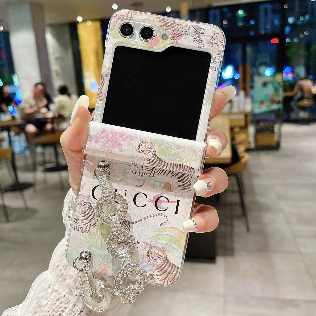 แบรนด์แฟชั่นระดับไฮเอนด์หรูหราพับเดียวกัน Samsung Galaxy Z Flip 3 4 5 6 เคสโทรศัพท์แบบเต็มความคุ้มครอง Samsung Galaxy Z Flip6 พร้อมสร้อยข้อมือเพชรหรูหรา ฝาครอบป้องกันแบบใส