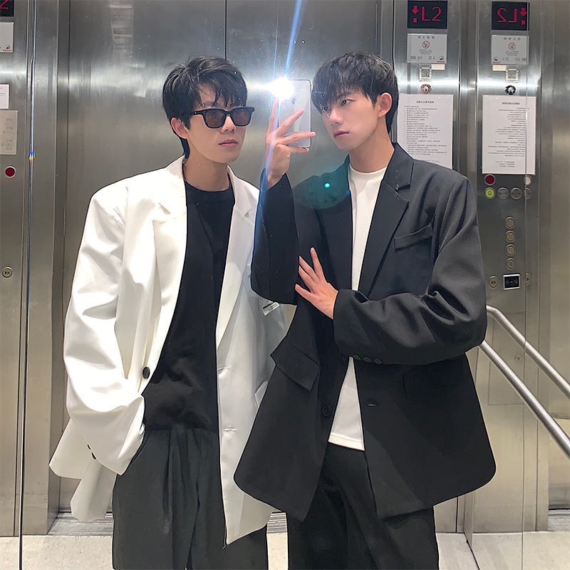 High-end ไหล่เบาะเสื้อสูทขนาดเล็กผู้ชายชุดลําลองสีดํา oversize Puffian หล่อชุดสูทอย่างเป็นทางการสีขาว