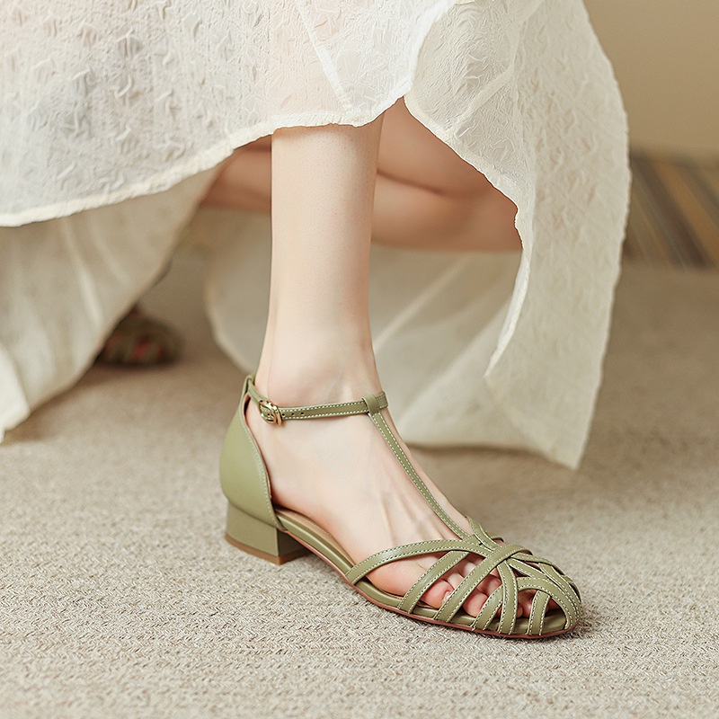 Retro โรมันวรรณกรรมสไตล์ Hollow Toe-Covered รองเท้าแตะผู้หญิงส้นหนา 2024 ฤดูร้อนสไตล์ใหม่ T-Shaped ทอพื้นแบน