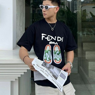 เสื้อยืดแขนสั้นลําลอง คอกลม พิมพ์ลายโลโก้ FD ขนาดใหญ่ และป้ายแท็กแขวน แฟชั่นคู่รัก สําหรับผู้ชาย และผู้หญิง ไซซ์ XS - 3XL